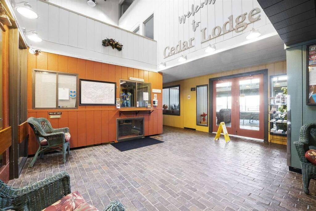 Cute Lower Level Cedar With Balcony & Views! Apartment *